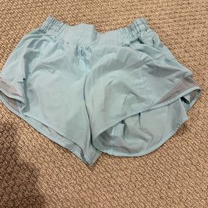 lululemon hotty hot short 4”, light blue, size 6